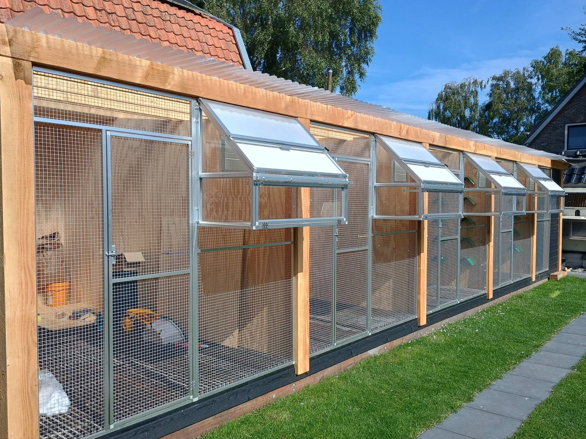 Ons duivenhok in Hemelum, met houten omlijsting en ruime volieres